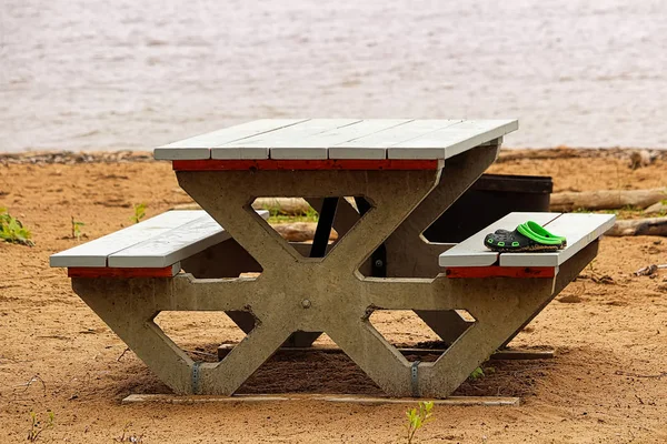 Forgotten shoes on a picnic table at the beach — Stock Photo, Image