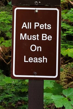 Tüm evcil hayvanların tasma işareti var.