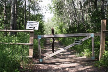 Kapıdaki özel mülk yolu tabelası.