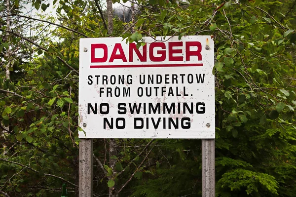 Um perigo forte undertow, nenhum sinal de natação ou mergulho — Fotografia de Stock