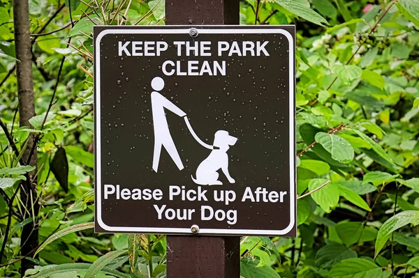 A mantener el parque de recogida limpia después de su signo de perro — Foto de Stock