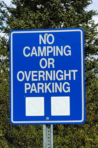 Een geen camping of overnachting parkeerbord — Stockfoto