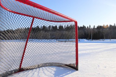 Buz pateni göletindeki hokey kalesinin yan görüntüsü