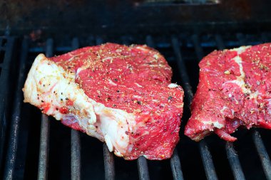 Bbq ızgarasında çiğ biftek