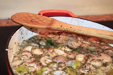 Tahta kaşıkla pişirilmiş bir tencere sebze.