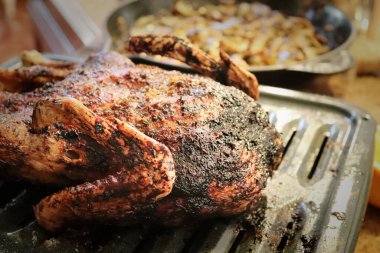 Kavurma tavasında yanmış bir ördek.