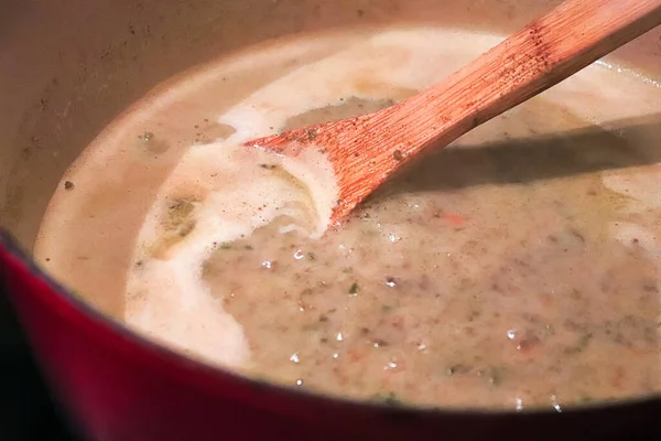 Primer plano de una cuchara en una sopa de crema — Foto de Stock