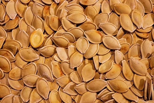 Fondo de semillas de calabaza marrón seca tostada — Foto de Stock