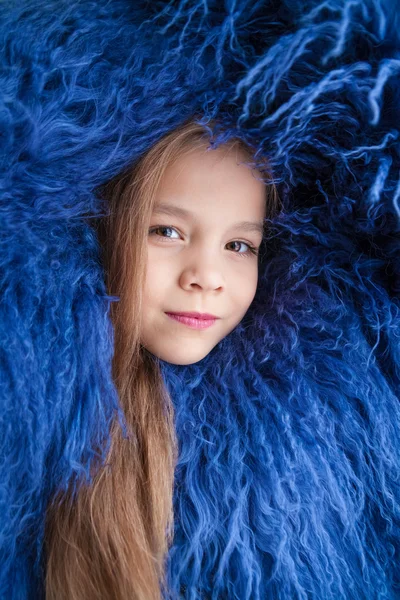 Портрет дівчини, загорнутої в шубку з довгого синього хутра — стокове фото