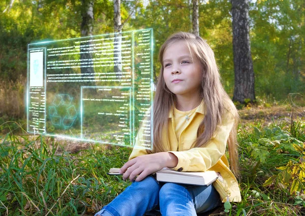 A menina lê a biografia do autor do livro sobre a natureza interagindo com as novas tecnologias da Internet — Fotografia de Stock