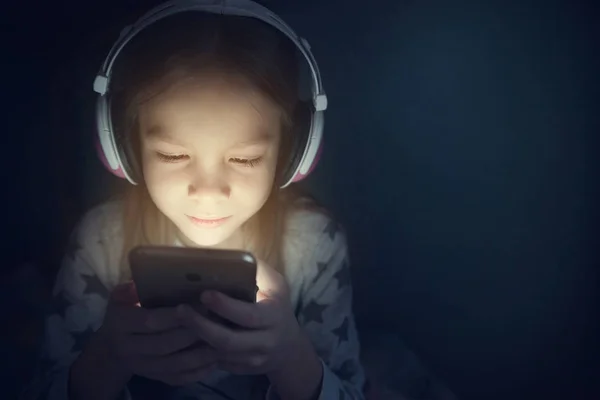 Kulaklık Telefon Gece Ile Küçük Kız — Stok fotoğraf