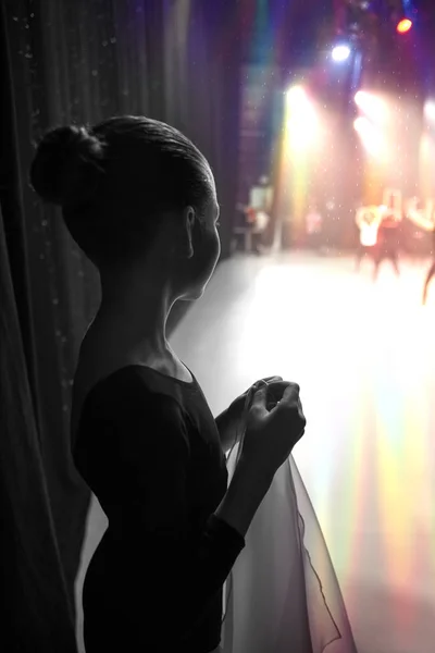 Kız konserden önce sahne arkasında duruyor..