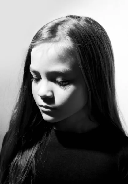 Zwart Wit Portret Van Een Meisje Met Scherpe Schaduwen Lange Stockafbeelding