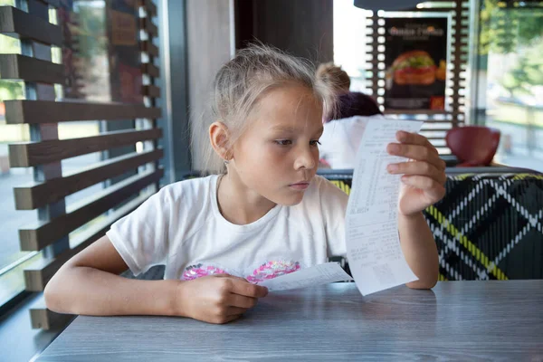 Menina Uma Mesa Café Está Esperando Por Uma Ordem Fotos De Bancos De Imagens