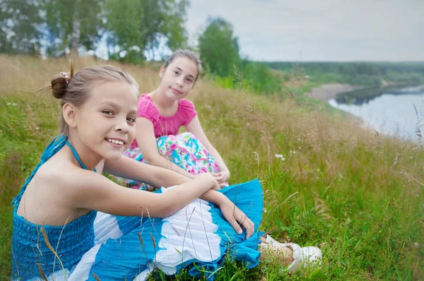 Twee Vriendinnetjes Zitten Het Gras Bij Rivier Het Dorp Stockfoto