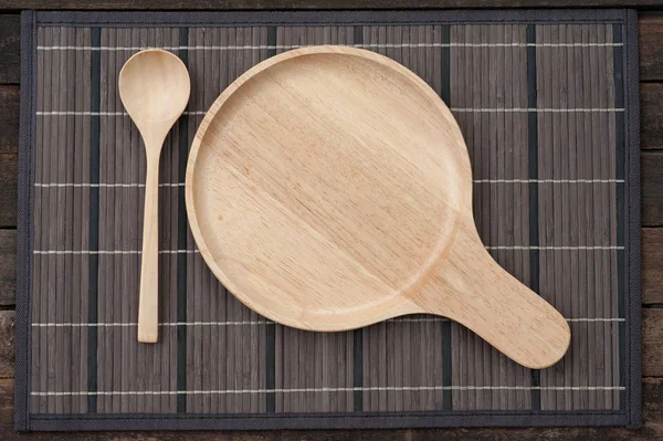 木製の皿とスプーン — ストック写真
