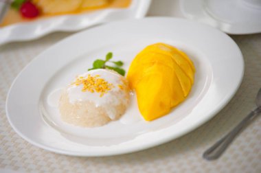 Mangolu Tayland Tatlı Yapışkan Pirinci