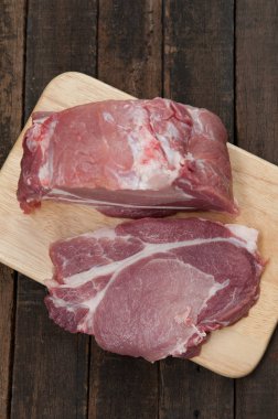 Taze domuz eti bir kesim üzerinde