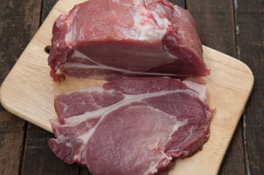 Taze domuz eti bir kesim üzerinde