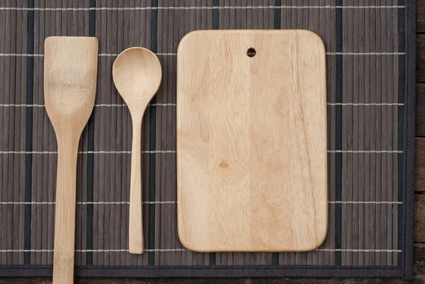 木製キッチン スプーンへらとまな板 — ストック写真