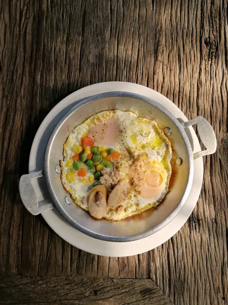 Pan ovo frito com carne de porco e coberturas — Fotografia de Stock