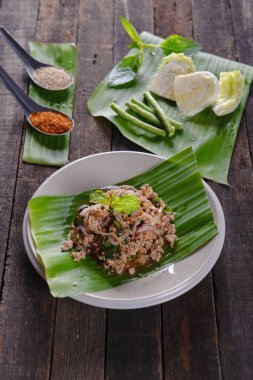 taze muz yaprak baharatlı kıyılmış domuz salataya