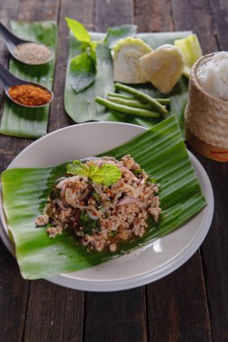 taze muz yaprak baharatlı kıyılmış domuz salataya