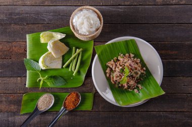 taze muz yaprak baharatlı kıyılmış domuz salataya