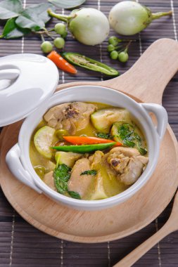 baharatlı sıcak tavuk yeşil köri ile Hindistan cevizi sütü çorba