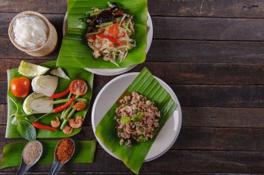 taze muz yaprak baharatlı kıyılmış domuz salataya