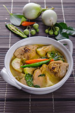 baharatlı sıcak tavuk yeşil köri ile Hindistan cevizi sütü çorba