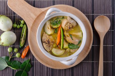 baharatlı sıcak tavuk yeşil köri ile Hindistan cevizi sütü çorba