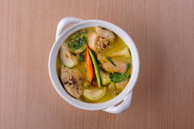 baharatlı sıcak tavuk yeşil köri ile Hindistan cevizi sütü çorba