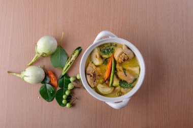 baharatlı sıcak tavuk yeşil köri ile Hindistan cevizi sütü çorba