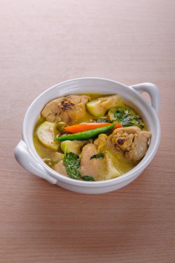 baharatlı sıcak tavuk yeşil köri ile Hindistan cevizi sütü çorba