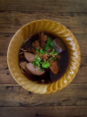 Kabın içinde ördek çorbası