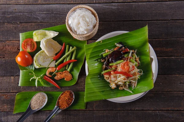 Salada de mamão picante com caranguejo salgado, Somtam — Fotografia de Stock