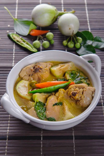 baharatlı sıcak tavuk yeşil köri ile Hindistan cevizi sütü çorba