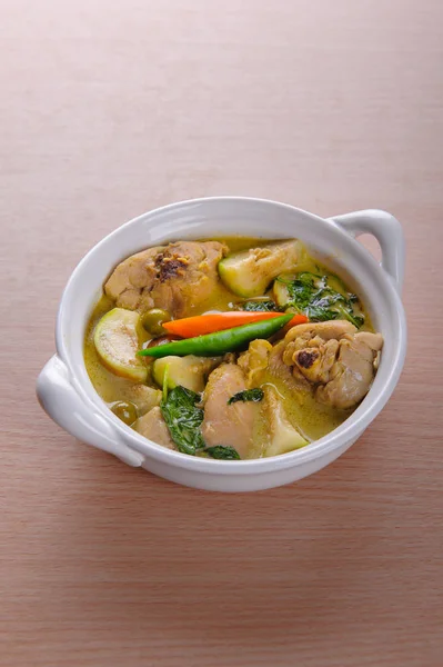 baharatlı sıcak tavuk yeşil köri ile Hindistan cevizi sütü çorba