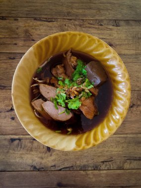 Kabın içinde ördek çorbası