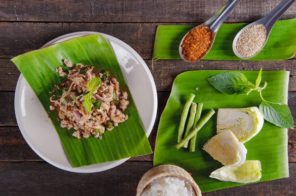 taze muz yaprak baharatlı kıyılmış domuz salataya