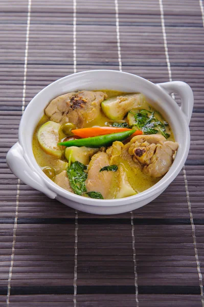 baharatlı sıcak tavuk yeşil köri ile Hindistan cevizi sütü çorba