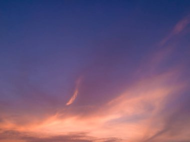 Gökyüzü ve bulutlar gün zaman peyzaj gündoğumu.
