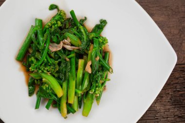 İstiridye soslu tavada kızartılmış Çin brokoli