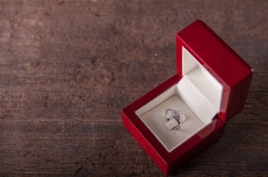 şık lüks ahşap arka plan üzerinde kırmızı kutu elmas yüzükle