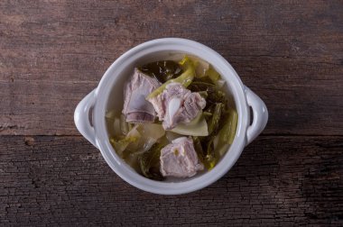 Ahşap masa domuz etinin turşusu marul çorbası