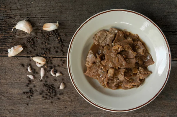 Cerdo frito en rodajas con ajo y pimienta —  Fotos de Stock