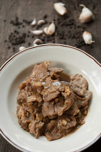 Gebakken gesneden varkensvlees met knoflook en peper — Stockfoto