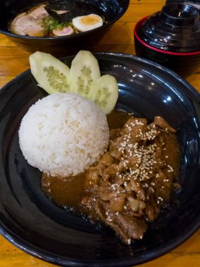 Butadon domuz eti kase domuz eti ile Japon bir yemektir