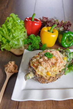 Kızarmış pilav karides ve sebze doldurulmuş ananas